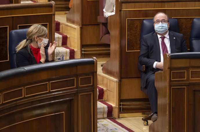 La ministra de Trabajo y Economía Social, Yolanda Díaz, aplaude al lado del ministro de Política Territorial y Función Pública, Miquel Iceta, durante una sesión plenaria en el Congreso de los Diputados, Madrid, (España), a 24 de marzo de 2021. Este plen
