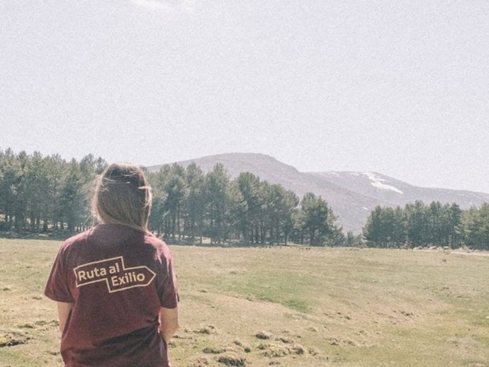 Una joven con una camiseta en la que se lee 'Ruta al Exilio'