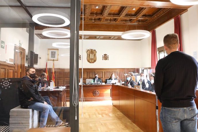 El acusado Norbert Feher, alias Igor el Ruso', en una cabina de seguridad durante el  juicio en la Audiencia Provincial de Teruel