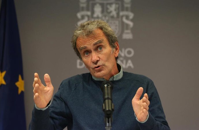 El director del Centro de Alertas y Emergencias Sanitarias (CCAES), Fernando Simón durante una rueda de prensa convocada ante los medios, a 19 de abril de 2021, en el Ministerio de Sanidad, Madrid, (España). 