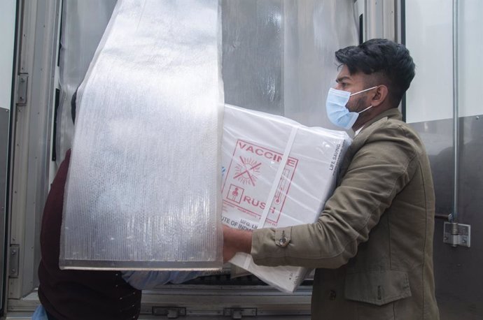 Archivo - 31 January 2021, Bangladesh, Sylhet: Workers at Sylhet Civil Surgeon's Office unload refrigerated van that carries Oxford-Astrazeneca coronavirus (COVID-19) vaccines which arrived through Serum Institute of India. Photo: Md Rafayat Haque Khan/