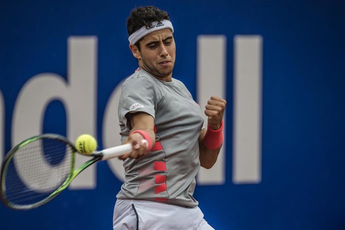 Archivo - Jaume Munar golpea una bola durante el Barcelona Open Banc Sabadell de 2019