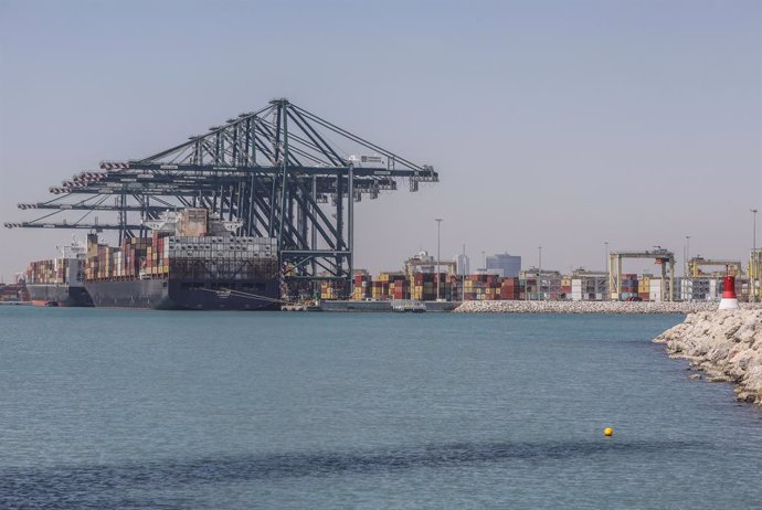 El portacontenedores MSC Le Havre horas después de su llegada al puerto, a 6 de abril de 2021, en Valencia, Comunidad Valenciana (España), a 6 de abril de 2021. Este es el primer barco que ha llegado al puerto de Valncia este martes procedente del cana
