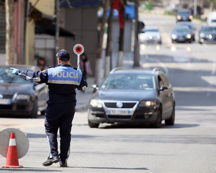 Un policía en Tirana, Albania