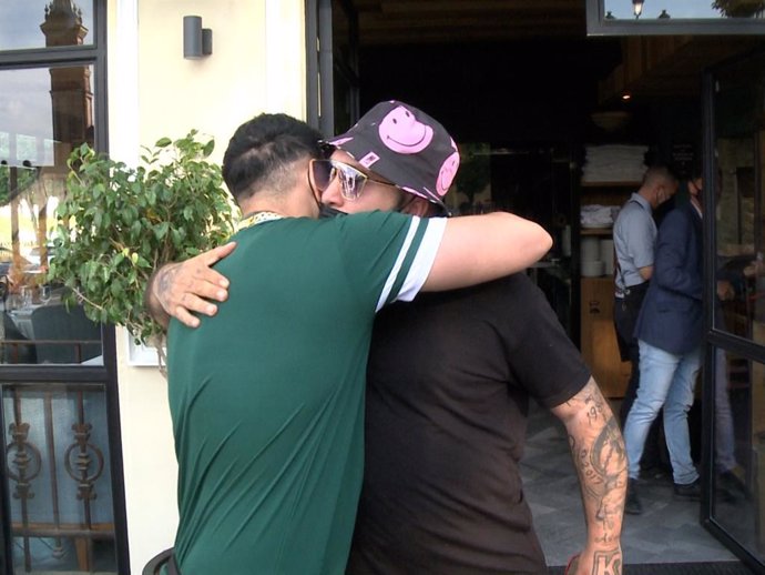 Kiko Rivera y Omar Montes se funden en un abrazo tras comer juntos
