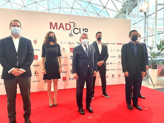 La consejera de Presidencia, Eugenia Carballedo, acompañada por el presidente del Club Atlético de Madrid, Enrique Cerezo, en la presentación del Madcup