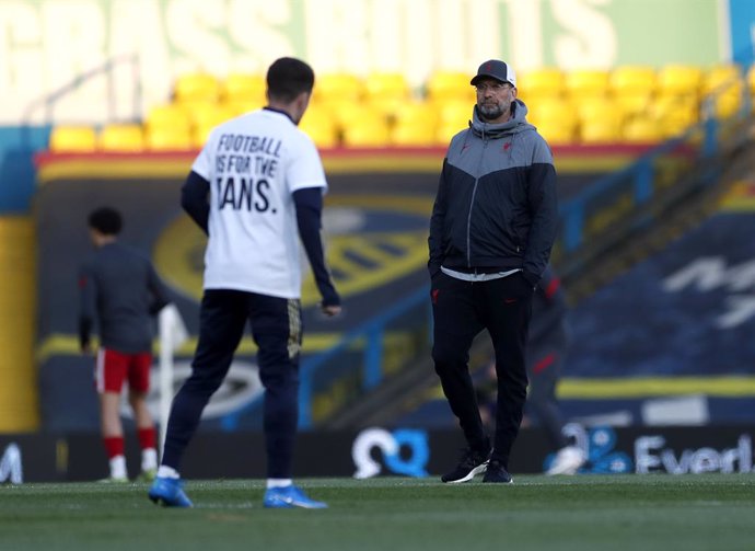 19 April 2021, United Kingdom, Leeds: Liverpool manager Jurgen Klopp looks on as a Leeds United player warms up wearing a shirt opposing the new European Super League ahead of the English Premier League soccer match between Leeds United and Liverpool at