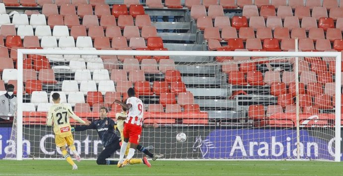 El delantero del Almería Sadiq anota el 1-0 ante el Espanyol en LaLiga SmartBank 2020-2021