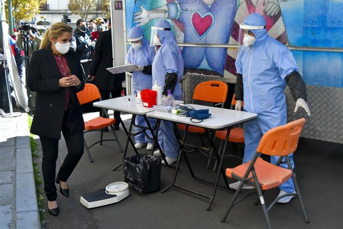 Archivo - La presidenta interina de Bolivia, Jeanine Áñez, en una campaña de donación de sangre.
