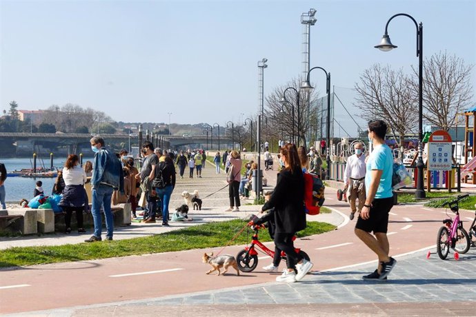 Archivo - Varias personas pasean en el barrio de Bouzas, en Vigo, Galicia (España), a 28 de febrero de 2021. 
