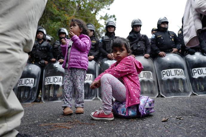 Archivo - Niñas migrantes de camino a Estados Unidos
