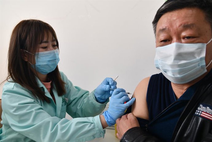 Archivo - 19 February 2021, China, Shijiazhuang: A man receives the second dose of the coronavirus (COVID-19) vaccine. Photo: -/TPG via ZUMA Press/dpa
