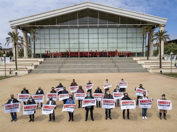 Profesionales de las artes escénicas han pedido la amnistía "para los presos políticos, exiliados y represaliados" por el 1-O junto a mnium