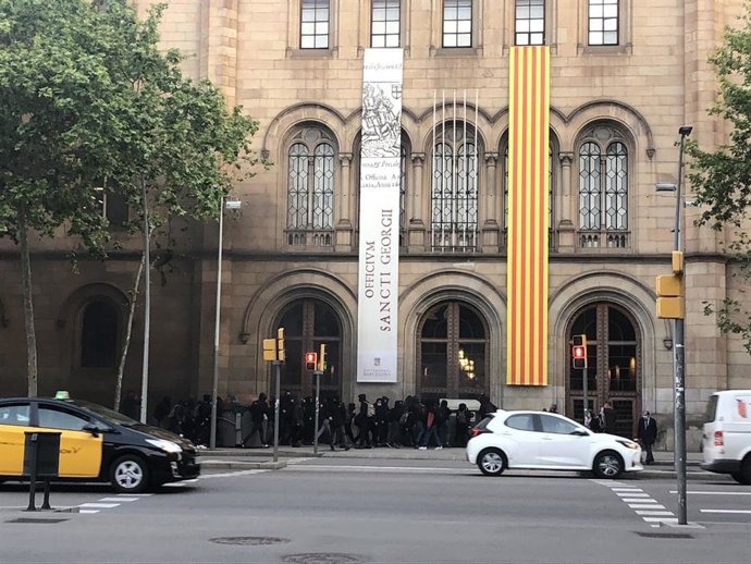 Estudiants ocupen l'edifici central de la UB a Barcelona.