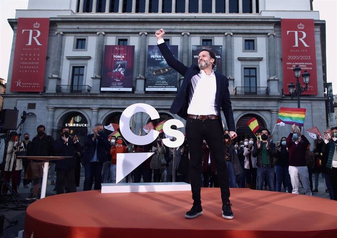 El candidato de Cs a la Presidencia de la Comunidad de Madrid, Edmundo Bal, durante la apertura de campaña y pegada de carteles. 