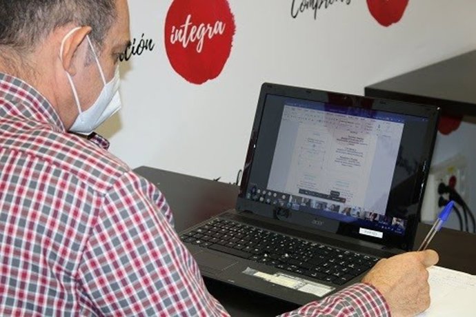 Archivo - Un trabajador con un portatil y mascarilla