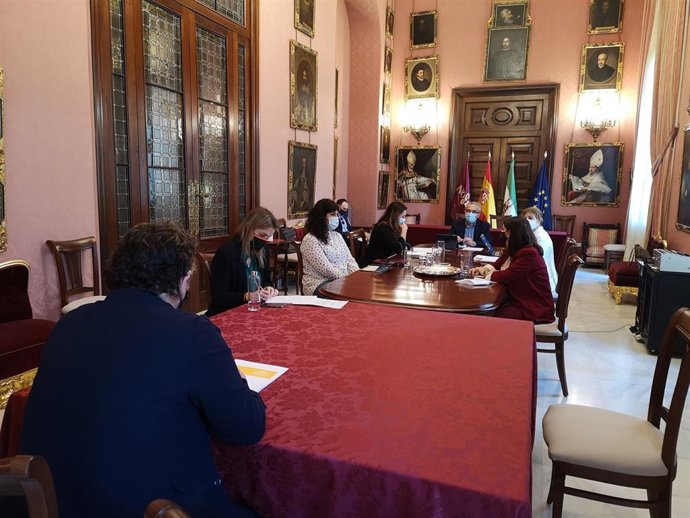 Encuentro de Bienestar Social con entidades y ONG para mejorar la atención a las personas sin hogar