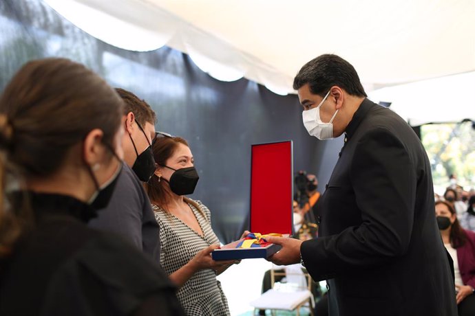 HANDOUT - 16 April 2021, Venezuela, Caracas: Nicolas Maduro (R), President of Venezuela, pays tribute to the late Oswaldo Barbera, Minister of Ecosocialism, during his wake. Photo: ---/Prensa Miraflores/dpa - ACHTUNG: Nur zur redaktionellen Verwendung u