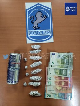 Imagen del dinero y la droga intervenida, preparada para su venta