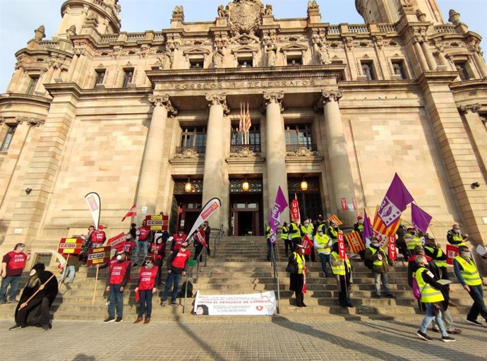 Delegados de Correos se concentran ante el edificio de Correos y Telégrafos en Barcelona