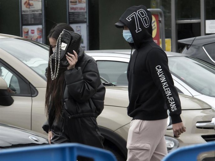 Julia Janeiro y su novio, Brayan Mejía, intentando pasar desapercibidos tras hacer la compra en un supermercado cercano a su domicilio