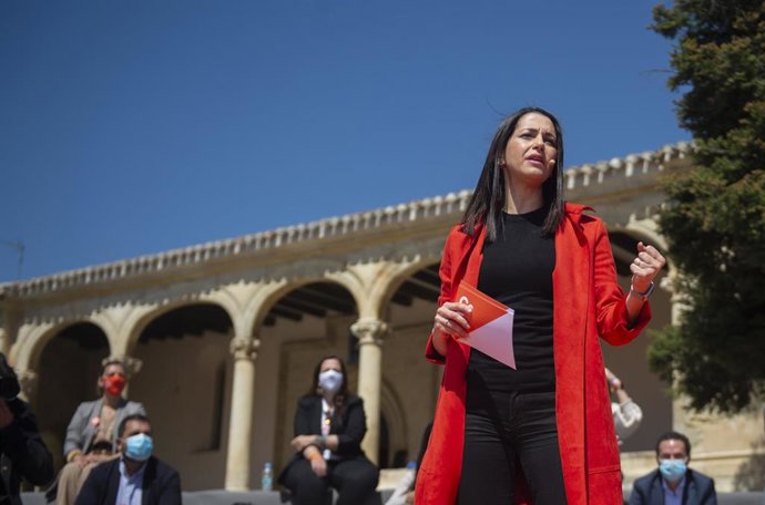 La presidenta de Ciudadanos (Cs), Inés Arrimadas, durante un encuentro con alcaldes, vicealcaldes y concejales del partido en los gobiernos de la Comunidad de Madrid, a 18 de abril de 2021, en El Molar, Madrid (España). Este domingo ha comenzado oficial