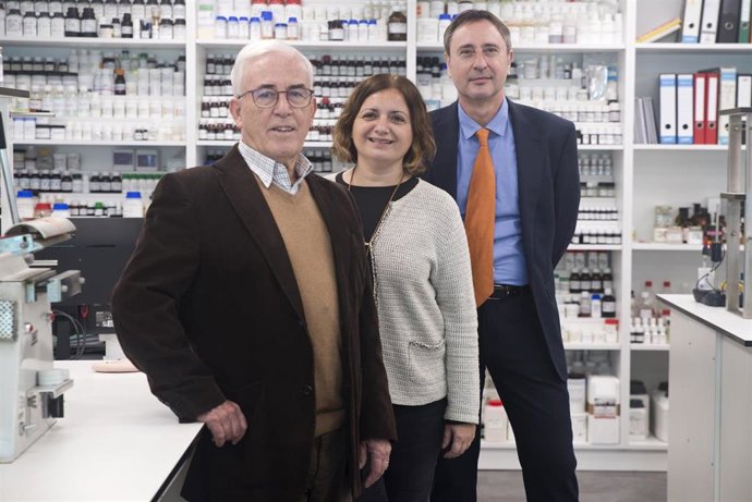 Archivo - Los propietarios de Proquimia Cosmetics, Manel Lavega y Marina Llobet, y el director general, Joan Serra.