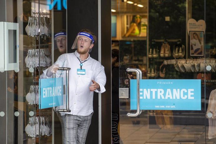 Archivo - 29 June 2020, Scotland, Edinburgh: An employee of Primark welcomes customers as the store reopen its doors today as part of Scotland's phased plan to reduce the coronavirus lockdown restrictions. Photo: Jane Barlow/PA Wire/dpa