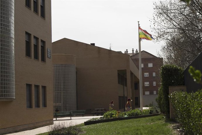 Archivo - Fachada de un centro educativo cerrado durante 15 días en Logroño por coronavirus, en Logroño/La Rioja (España) a 10 de marzo de 2020.