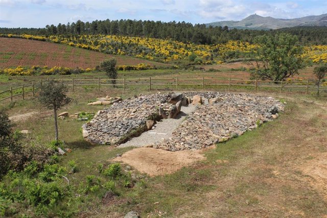 Finalizan los trabajos para poner en valor el dolmen de Pradocastaño en Hernán Pérez (Cáceres)
