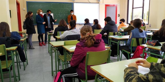 La delegada de Educación y Deporte en Córdoba, Inmaculada Troncoso (segunda por la izda.), visita una clase bilingüe en el IES Ángel de Saavedra.