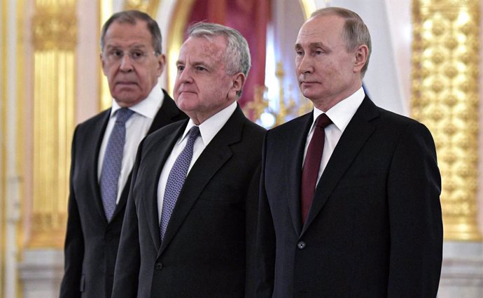 Archivo - HANDOUT - 05 February 2020, Russia, Moscow: (L-R) Russian Foreign Minister Sergei Lavrov, US Ambassador to Russia John Sullivan and Russian President Vladimir Putin pose for a photo during a ceremony to receive credentials from newly appointed