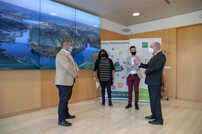 El presidente de la Diputación de Sevilla, Fernando Rodríguez Villalobos, y el alcalde de la localidad sevillana de Aznalcóllar, Juan José Fernández