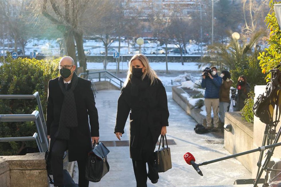 Archivo - La expresidenta de la Comunidad de Madrid, Cristina Cifuentes, acompañada de su abogado, José Antonio Choclán, se dirige a la Audiencia Provincial el primer día del juicio contra ella por falsear presuntamente el acta que acreditaba su TFM, en