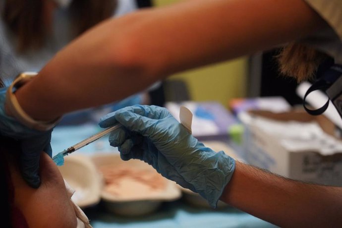 Una persona recibe la primera dosis de la vacuna en Bilbao, Euskadi
