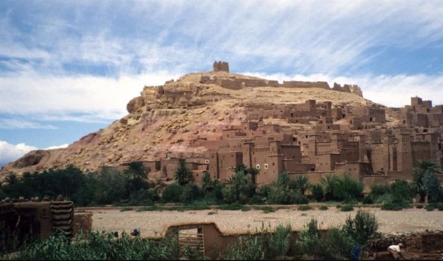 Paisaje de una ciudad dle desierto integrada en su entorno