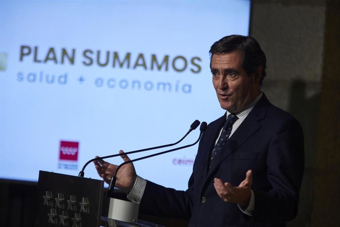 Archivo - El presidente de la CEOE, Antonio Garamendi, durante el acto de firma del Protocolo General de Actuación entre el Gobierno regional y la Fundación CEOE para la puesta en marcha de un Plan de Revitalización Social frente al Covid-19, en Madrid 