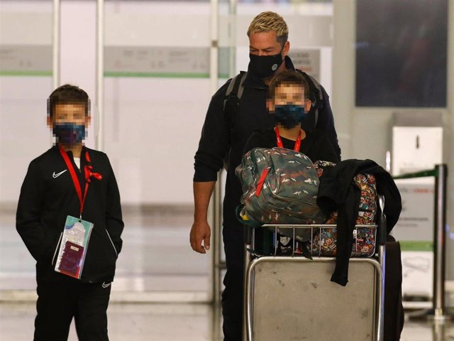 Nacho Palau recogió a sus hijos en el aeropuerto después del viaje de los pequeños a Méxicoe