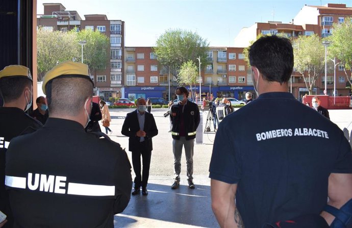 El vicealcalde de Albacete y concejal de Seguridad Ciudadana, Emilio Sáez; el delegado provincial de Hacienda y Administraciones Públicas, Enrique Sánchez, nforman sobre el curso.