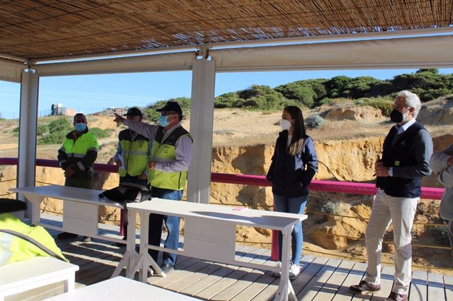 La delegada de la Junta en Huelva, Bella Verano, desde el Puesto de Mando Avanzado.