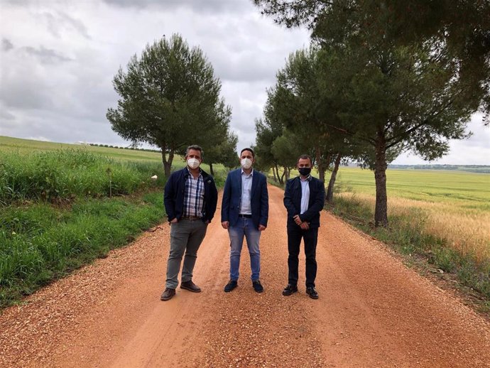 El delegado de Infraestructuras Rurales de la Diputación de Córdoba, Manuel Olmo (centro), visita uno de los caminos en los que se ha actuado.