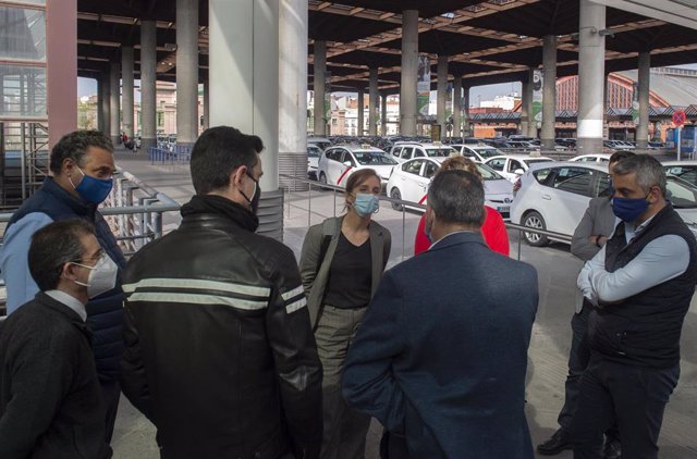 La candidata de Más Madrid a la Presidencia de la Comunidad de Madrid, Mónica García, se reúne conel sector del taxi.