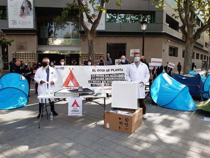 Acampada de la CEOH ante la Conselleria de Sanidad