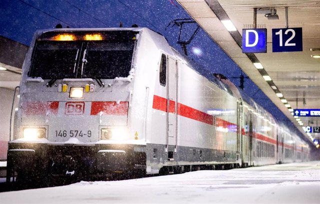 Archivo - 07 February 2021, Lower Saxony, Hanover: A Deutsche Bahn Intercity (IC) train stands on a platform at Hanover central station during snowfall. Photo: Hauke-Christian Dittrich/dpa