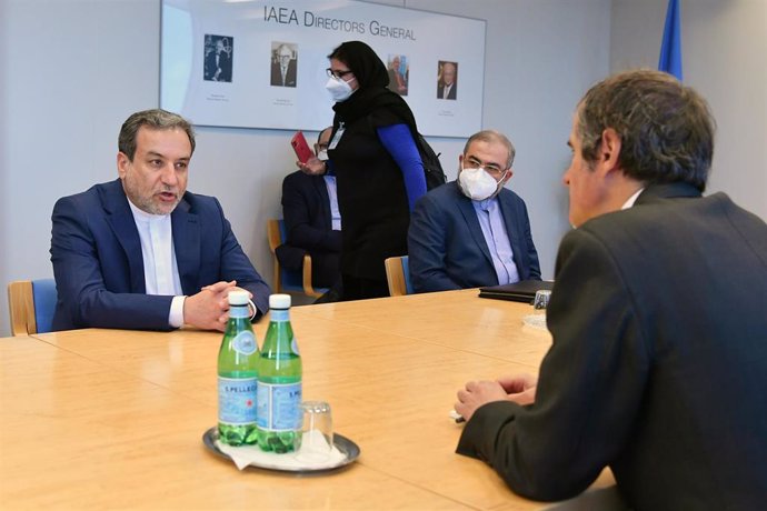 El viceministro de Exteriores de Irán, Abbas Araqchi (i), durante una reunión en Viena con el director general de la Agencia Internacional de la Energía Atómica, (AIEA), Rafael Grossi (d)
