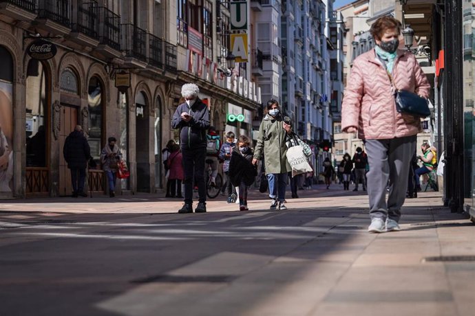 Varias personas caminan por una calle céntrica de Vitoria, que desde este miércoles 7 de abril cuenta con un nuevo cierre perimetral, a 7 de abril de 2021, en Vitoria, Álava, Euskadi, (España). Esta medida, que entra en vigor este miércoles en cinco mun