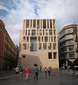 Archivo - El Moneo, Plaza Belluga, paseantes, turistas                         