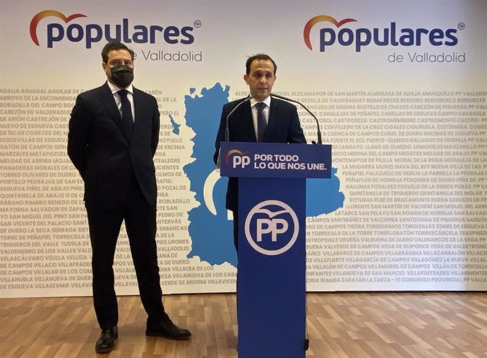 El portavoz del Grupo Parlamentario Popular, Raúl de la Hoz, y el presidente del PP de Valladolid, Conrado Íscar.