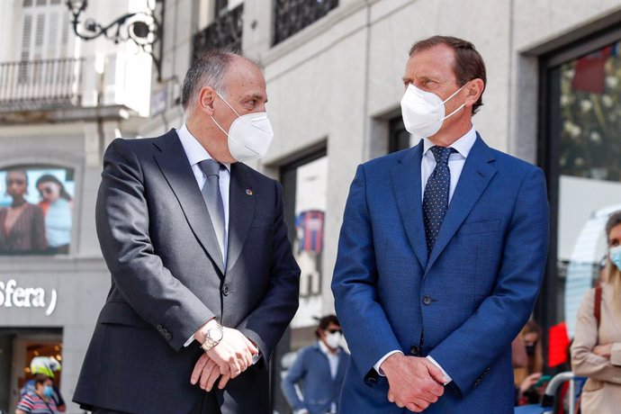 Archivo - El presidente de LaLiga, Javier Tebas, junto al Director de Relaciones Institucionales del Real Madrid, Emilio Butragueño