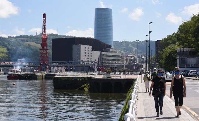 Imagen de ciudadanos de Bilbao paseando.